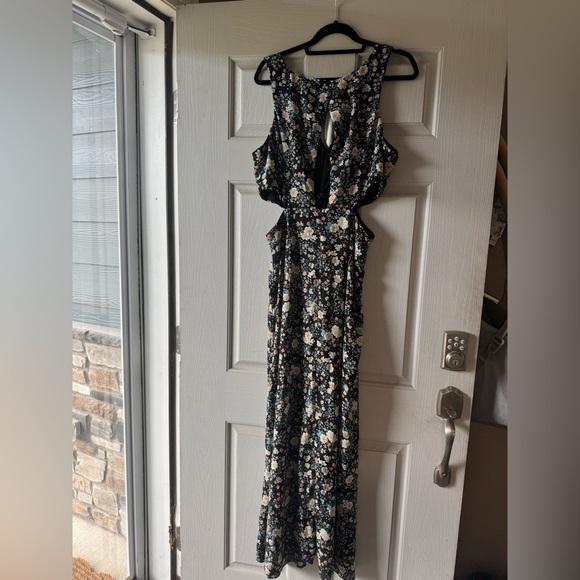 Willow Backless Floral Maxi Dress - Black and Cream - Picture 4 of 4